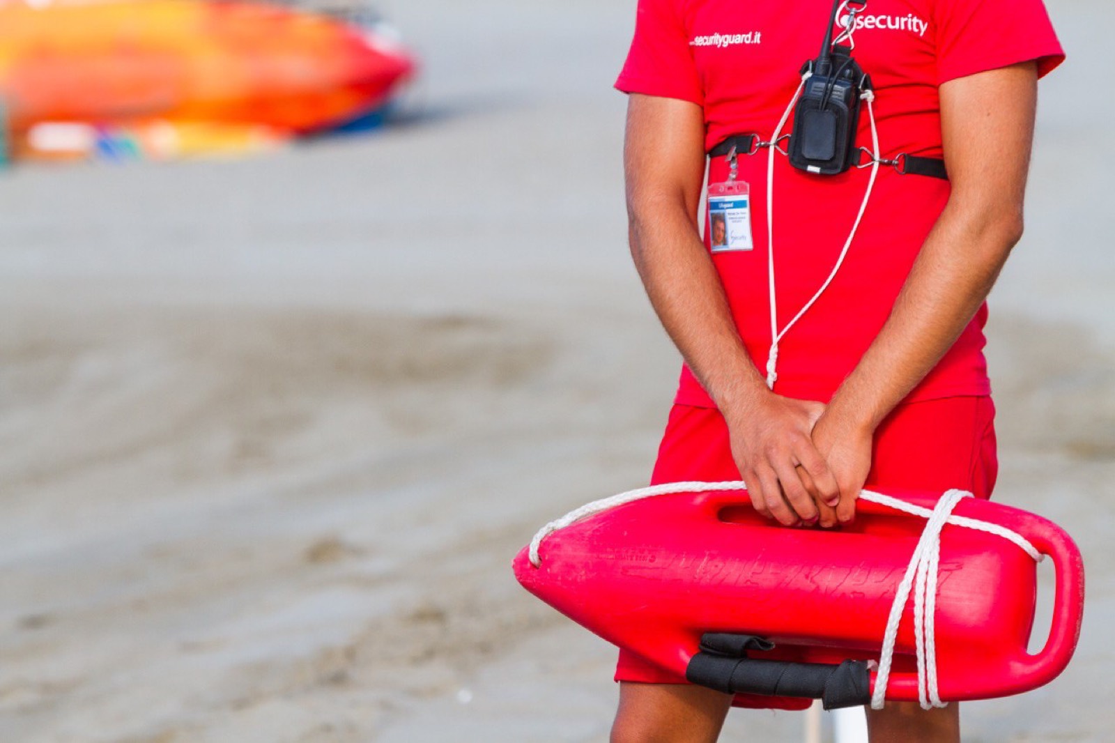 Assistente bagnanti in servizio con radio e rescue can