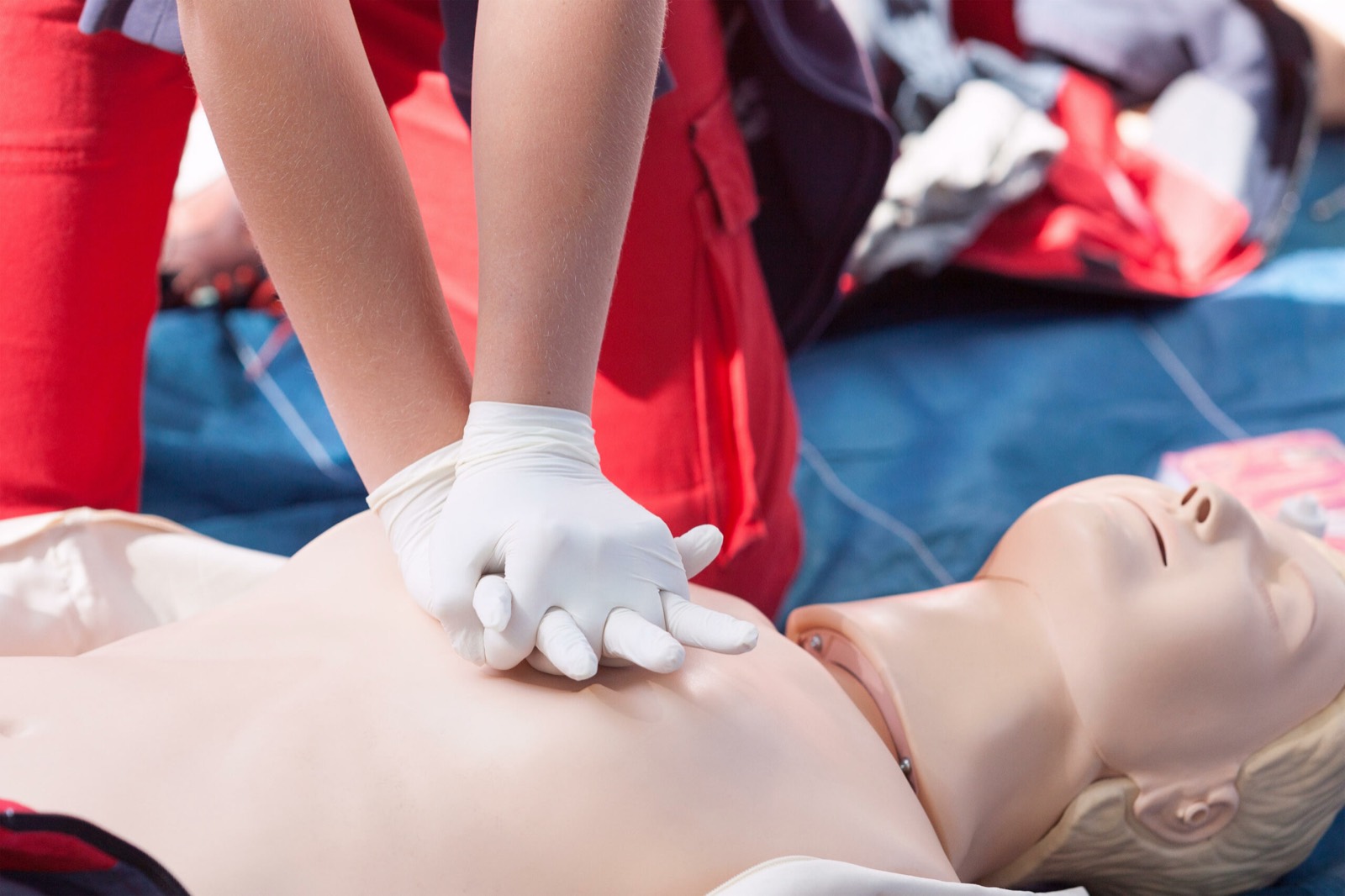 Esercitazione di rianimazione cardiopolmonare su manichino